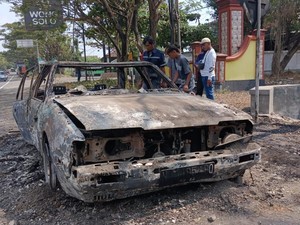 Sedan Mazda di Nguling Pasuruan Ludes Terbakar Usai Isi BBM