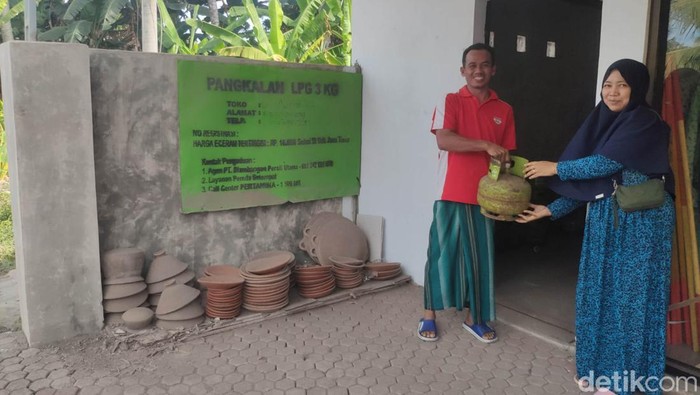 Sejumlah pemilik toko elpiji di Banyuwangi.