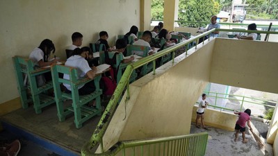 Sekolah Jadi Pengungsian, Siswa Filipina Belajar di Lorong-Halaman