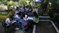 Tidak hanya di lorong, belajar mengajar juga berlangsung di halaman sekolah, di bawah pohon.  