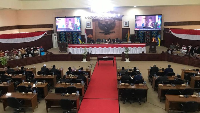 Sekretaris DPRD NTB Surya Bahari saat membacakan surat masuk pada rapat paripurna pada Jumat (16/6/2023). Foto: Helmy Akbar / detikBali