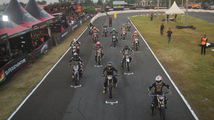 Sengitnya Seri Kedua Kejurnas Superadventure Supermoto Race 2023 Seri kedua Kejurnas Superadventure Supermoto Race 2023 yang bergulir 9-10 Juni lalu berlangsung sengit. Para pembalap, khususnya yang bertarung di tiga kelas utama, yakni FFA 250, Trail 175 Junior, dan Trail 175 Open menampilkan kepiawaiannya di Sirkuit Boyolali, Jawa Tengah.