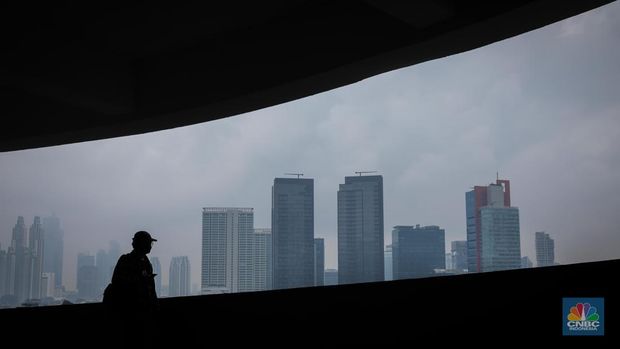 Suasana gedung bertingkat tertutup kabut polusi usai hujan di Jakarta, Kamis (16/6/2023). (CNBC Indonesia/Faisal Rahman)