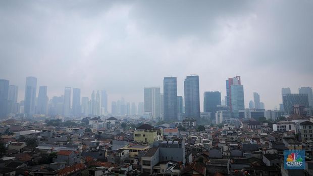 Suasana gedung bertingkat tertutup kabut polusi usai hujan di Jakarta, Kamis (16/6/2023). (CNBC Indonesia/Faisal Rahman)