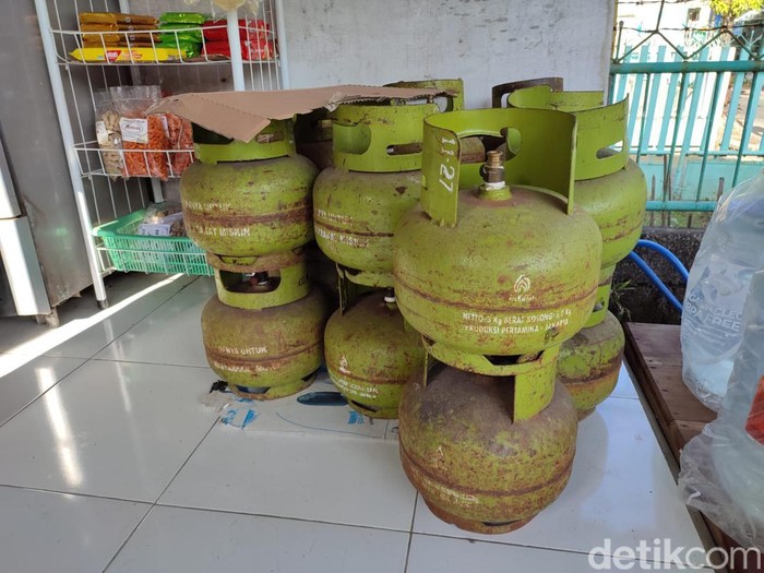 Tabung elpiiji melon di salah satu toko kelontong di Banyuwangi yang kosong karena agen belum mengirimkan pesanan.