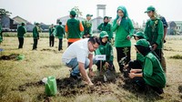 Schneider Indonesia melalui Green Program kembali mengunjungi sekolah dan melakukan penanaman bibit pohon sebagai bagian dari komitmen iklim global Schneider Electric untuk dunia yang positif terhadap iklim Targetnya bisa menanam 800 bibit tanaman penghijauan hingga tahun 2025 dengan potensi penyimpanan karbon hingga 18,4 ton