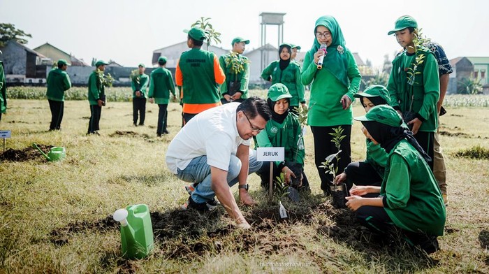 Sedikitnya 230 bibit tanaman buah ditanam di lahan seluas 1.140 m2 dari total 10.650 m2 di lingkungan SMPN 4 Kediri, Jawa Timur.
