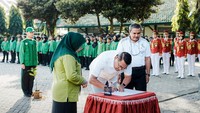 Schneider Green Program itu telah diinisiasi sejak tahun 2022 dan telah berhasil memberikan dampak dan manfaat melalui penananaman lebih dari 300 pohon mulai dari Bekasi, Medan, Surabaya, Mojokerto, dan Malang dengan potensi penyimpanan karbon hingga 6,89 ton. Albert Sinaga, National Sales Manager Schneider Indonesia (kanan) secara simbolis mendonasikan 230 bibit tanaman buah kepada Sekolah Menengah Pertama Negeri (SMPN) 4 Kediri, Jawa Timur yang diwakili oleh Yayuk Cahyaningsih.