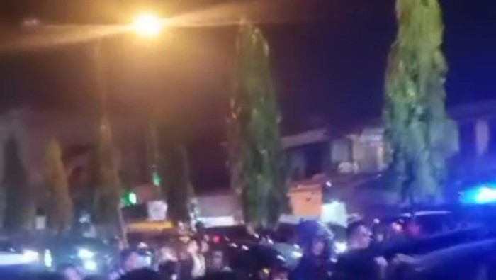 Tangkapan layar video viral pria diamuk massa karena melakukan tabrak lari di Medan