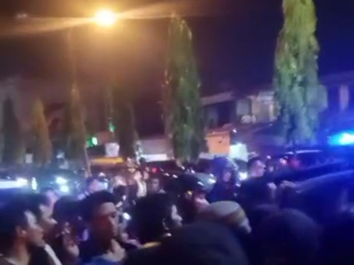 Tangkapan layar video viral pria diamuk massa karena melakukan tabrak lari di Medan