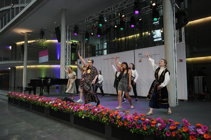 Tari Maumere dari Mahasiswa RI di Jerman Tari Maumere dari Mahasiswa RI di Jerman