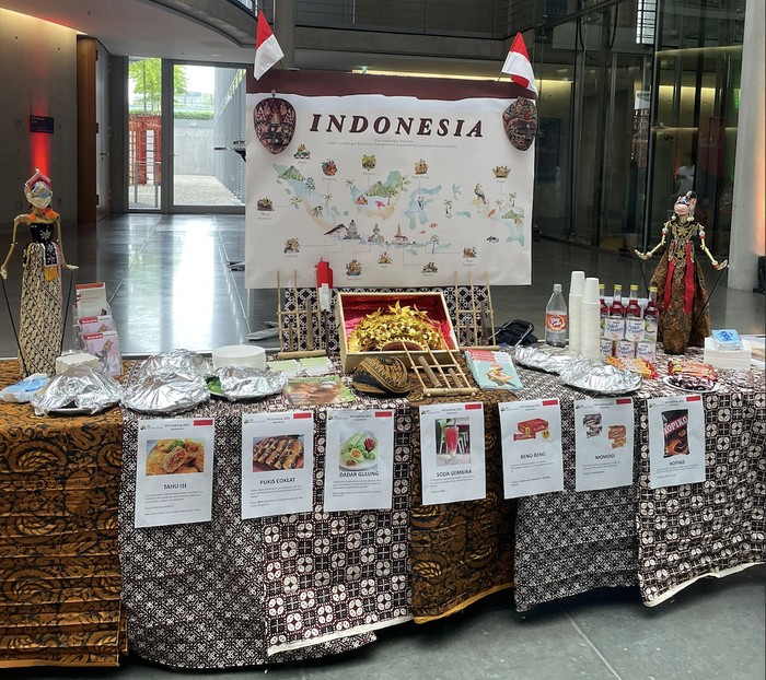 Tarian Maumere mahasiswa Indonesia di Jerman Tarian Maumere mahasiswa Indonesia di Jerman