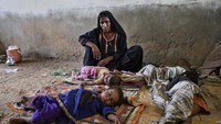 Anak-anak ini bersama orang tuanya dievakuasi akibat ancaman Topan Biparjoy yang menerjang India dan Pakistan.  