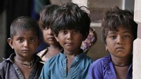 Meski telah dievakuasi, anak-anak punya masalah tersendiri saat hidup di pengungsian.  