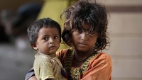 Mereka juga butuh perhatian khusus terkait kebutuhan mereka akan bermain. Tampak seorang anak tengah menjaga adiknya.  