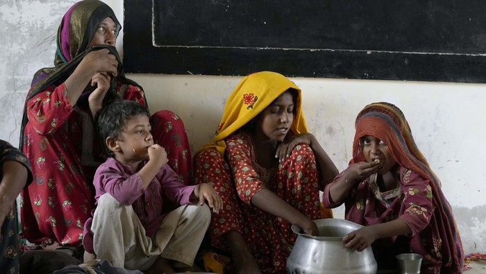 Tatapan Anak-anak Korban Topan Biparjoy Children eat rice at a camp set up in a school building for internally displaced people from coastal areas due to Cyclone Biparjoy approaching, in Badin, a Pakistan's southern district in the Sindh province, Thursday, June 15, 2023. A vast swath of western India and neighboring southern Pakistan that suffered deadly floods last year are bracing for a new deluge as fast-approaching Cyclone Biparjoy whirls toward landfall Thursday. (AP Photo/Fareed Khan)