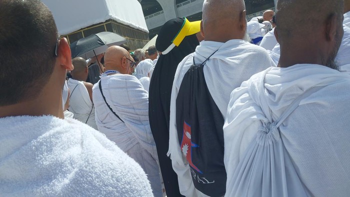 Jemaah Haji dari berbagai negara melakukan ibadah tawaf di plataran Masjidil Haram.
