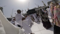 Jemaah sedang melakukan tawaf di Masjidil Haram. Tawaf ini merupakan bagian dari ibadah umrah. Namun jemaah juga bisa melakukan tawaf sunat saat berada di Masjidil Haram. Foto: Dadan Kuswaraharja