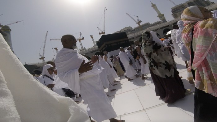 Tawaf di Masjidil Haram Jemaah haji dari berbagai negara melakukan tawaf di pelataran Masjidil Haram, Makkah, Kamis (15/6/2023).