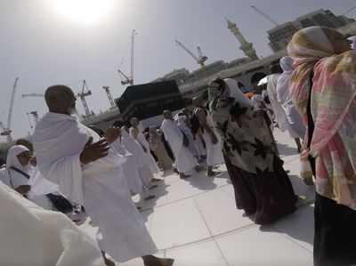 Melihat dari Dekat Ibadah Tawaf yang Bikin Haru Jemaah Haji