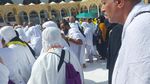Melihat dari Dekat Ibadah Tawaf yang Bikin Haru Jemaah Haji