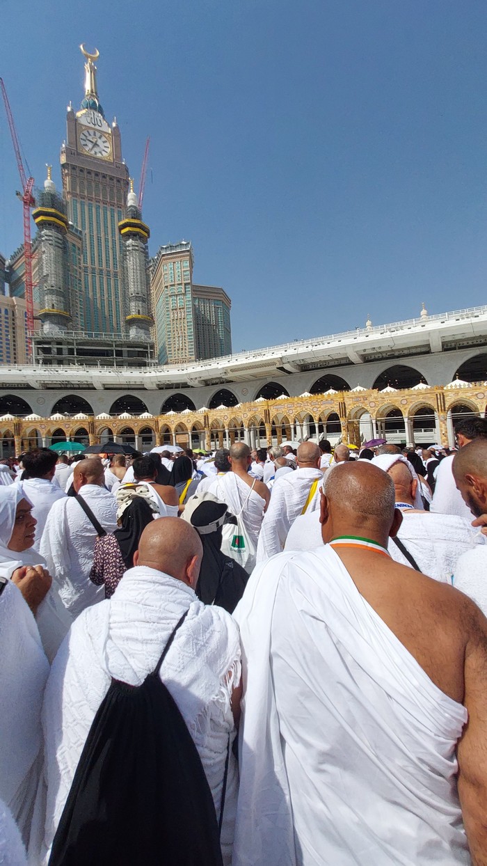 Tawaf di Masjidil Haram Jemaah Haji dari berbagai negara melakukan ibadah tawaf di plataran Masjidil Haram.