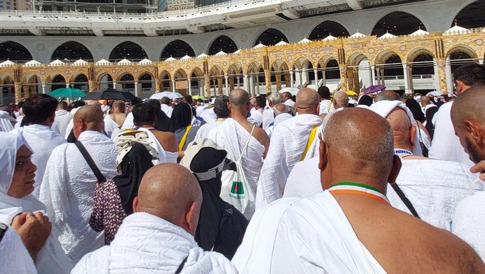Jemaah Haji dari berbagai negara melakukan ibadah tawaf di plataran Masjidil Haram.