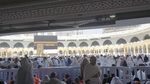 Melihat dari Dekat Ibadah Tawaf yang Bikin Haru Jemaah Haji