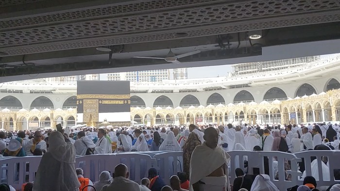 Jemaah haji dari berbagai negara melakukan tawaf di pelataran Masjidil Haram, Makkah, Kamis (15/6/2023).