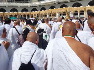 Bolehkah Wanita Melepas Kaos Kaki Saat Berwudhu dalam Kondisi Ihram?