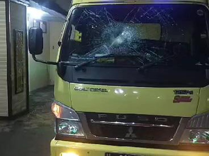 teror lempar batu ke truk di mojokerto