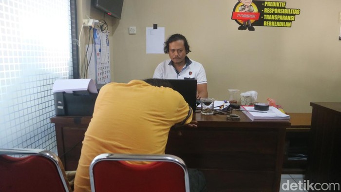 Tersangka dalam kasus ibu meninggal peluk bayinya, Mashuri (45), saat diperiksa di Mapolresta Pati, Jumat (16/6/2023).