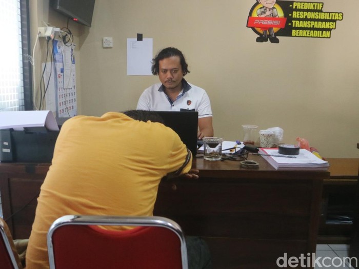 Tersangka dalam kasus ibu meninggal peluk bayinya, Mashuri (45), saat diperiksa di Mapolresta Pati, Jumat (16/6/2023).
