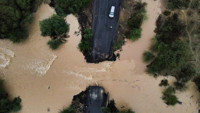 Topan Biparjoy Terjang India, Pohon Tumbang-Jembatan Rusak A drone view of a broken bridge, after Cyclone Biparjoy made landfall, along the Naliya-Bhuj highway, in the western state of Gujarat, India, June 16, 2023. REUTERS/Francis Mascarenhas TPX IMAGES OF THE DAY