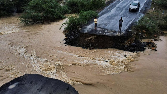 A drone view of a broken bridge, after Cyclone Biparjoy made landfall, along the Naliya-Bhuj highway, in the western state of Gujarat, India, June 16, 2023. REUTERS/Francis Mascarenhas     TPX IMAGES OF THE DAY