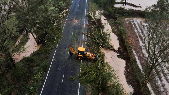 A drone view of a broken bridge, after Cyclone Biparjoy made landfall, along the Naliya-Bhuj highway, in the western state of Gujarat, India, June 16, 2023. REUTERS/Francis Mascarenhas     TPX IMAGES OF THE DAY
