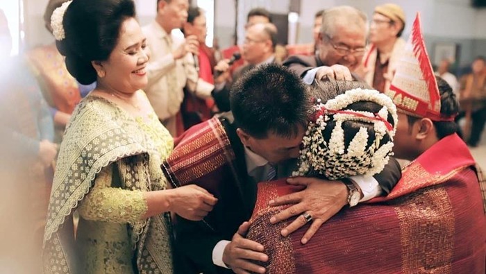 Tradisi Mangulosi saat Pemberian Umpasa dan doa kepada Pengantin (Foto: Instagram @trotoa)