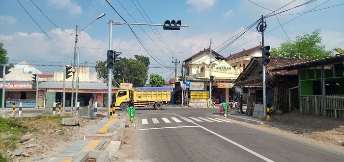 Traffic Light di simpang empat jalan tersebut ada di Kecamatan Prambanan dan Klaten Selatan.