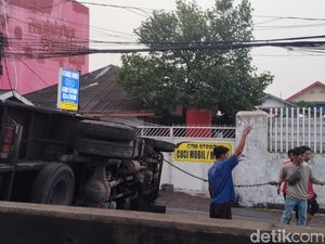 Truk Terguling di Jalan Daan Mogot Jakbar, Lalin Macet