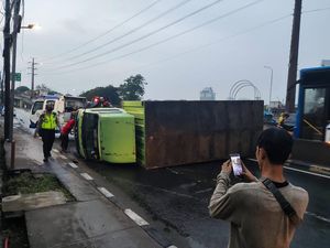 Truk Terguling Usai Tabrak Pembatas Jalan di Daan Mogot Jakbar