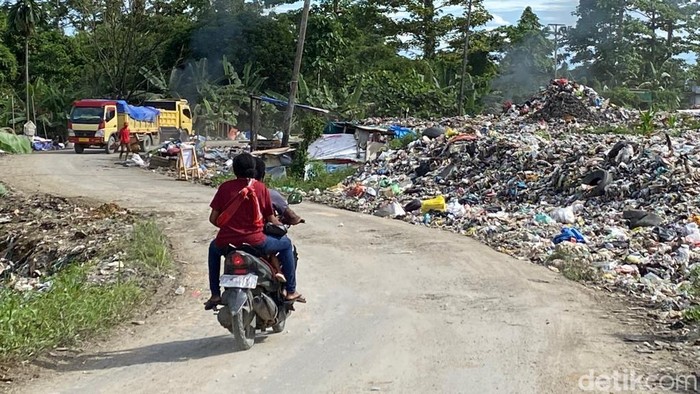 Tumpukkan Sampah di bahu jalan Nasional, jalan Sorong-Makbon, Kota Sorong.