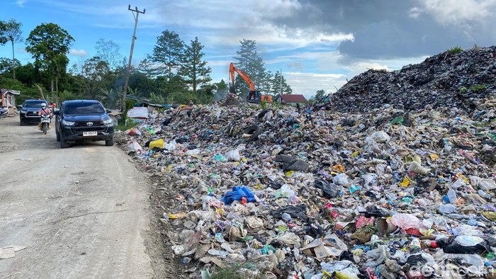 Tumpukkan Sampah di bahu jalan Nasional, jalan Sorong-Makbon, Kota Sorong.