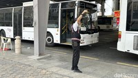 Jalan raya selebar 12 meter cukup ramai setiap hari sehingga jemaah haji harus berhati-hati. Begini suasana jalan tepat di depan hotel-hotel di sektor 1. Foto: Meliyanti Setyorini