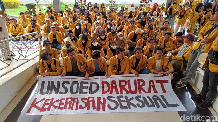 Sejumlah mahasiswa menggelar aksi menuntut penyelesaian kasus dugaan kekerasan seksual yang menjerat pejabat kampus di depan Rektorat Unsoed Purwokerto, Jumat (16/6/2023).