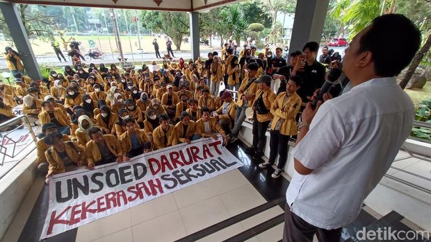 Sejumlah mahasiswa menggelar aksi menuntut penyelesaian kasus dugaan kekerasan seksual yang menjerat pejabat kampus di depan Rektorat Unsoed Purwokerto, Jumat (16/6/2023).