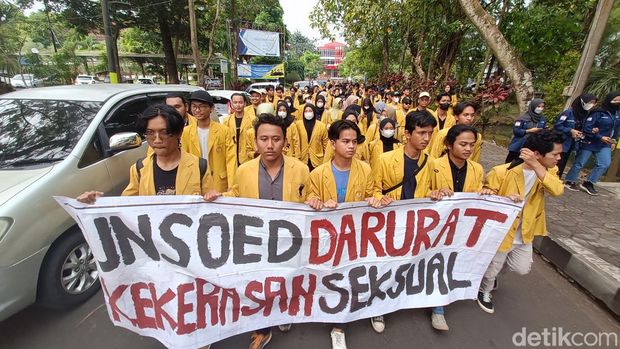 Sejumlah mahasiswa menggelar aksi menuntut penyelesaian kasus dugaan kekerasan seksual yang menjerat pejabat kampus di depan Rektorat Unsoed Purwokerto, Jumat (16/6/2023).