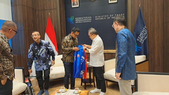 Mendag Zulhas menerima kunjungan tim Pertamina Mandalika SAG Racing Team, di kantor Kementerian Perdagangan. Ada apa?