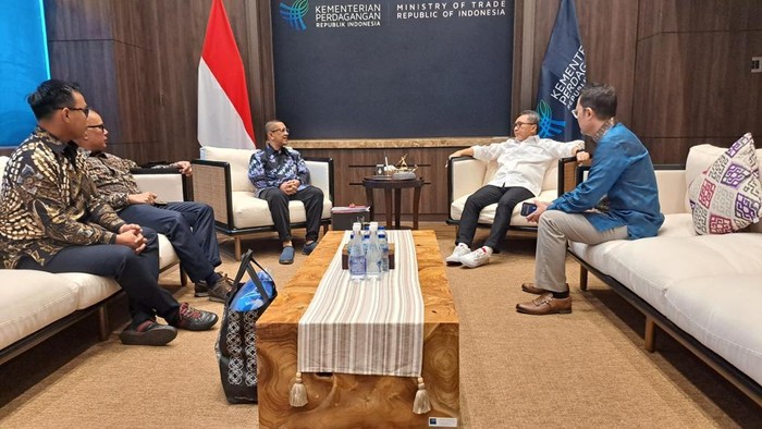 Upaya Mendukung Generasi Muda RI menjadi Pebalap Motor Internasional Mendag Zulhas menerima kunjungan tim Pertamina Mandalika SAG Racing Team, di kantor Kementerian Perdagangan. Ada apa?