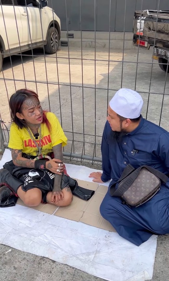 Adalah ustaz asal Malaysia bernama Ebit Lew yang membuat seorang anak punk viral karena kini hijrah. Menurut sang ustaz, anak punk yang ditemuinya di jalanan Jakarta itu bernama Mondy. Foto: Dok. Instagram Ebit Lew