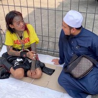 Adalah ustaz asal Malaysia bernama Ebit Lew yang membuat seorang anak punk viral karena kini hijrah. Menurut sang ustaz, anak punk yang ditemuinya di jalanan Jakarta itu bernama Mondy. Foto: Dok. Instagram Ebit Lew